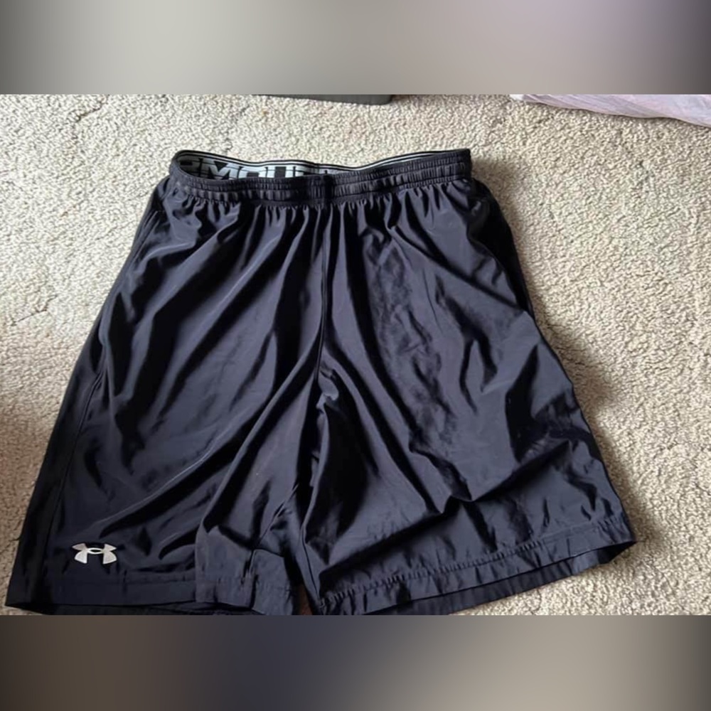 Mens Under Armor shorts 
Medium great condition